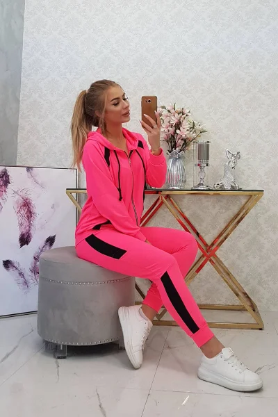 Růžová neonová sportovní souprava s pruhy K-Fashion