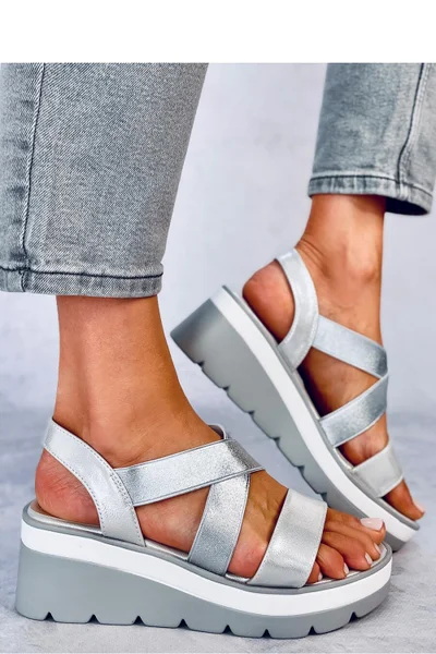 Stříbrné pohodlné dámské sandály - Lesklé kroky