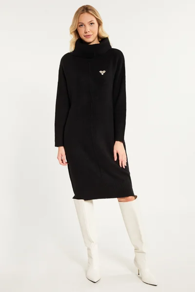 Černé svetrové šaty s broží - Podzimní elegance