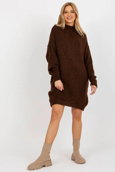 Dámské tmavě hnědé oversized úpletové šaty s rolákem Fashionhunters