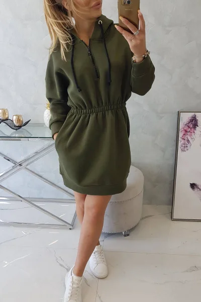 Dámské khaki šaty s kapucí a elastickým pasem K-Fashion