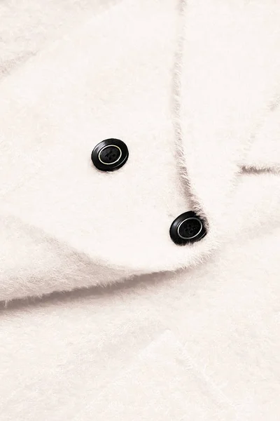 Krátký alpaka přehoz v krémové barvě s límcem a kapsami od Made in Italy