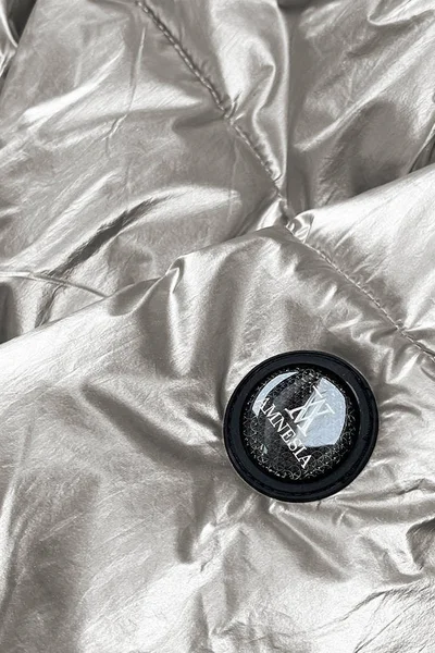 Zimní stříbrná péřová bunda s odnímatelnou kapucí od značky AMNS