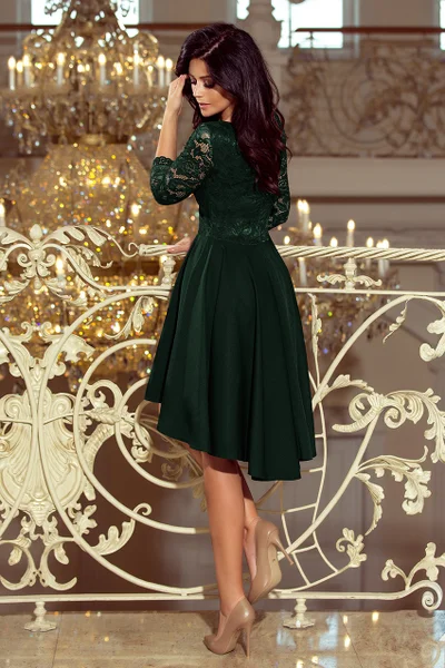 NICOLLE - Tmavě zelené dámské šaty s delším zadním dílem a krajkovým výstřihem 3 model 220