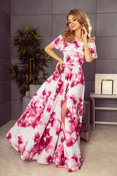 Dlouhé dámské šaty s velkými růžovými květy a španělským výstřihem 2 model 17586