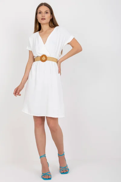Krátké bílé dámské šaty s pleteným opaskem - Rue Paris