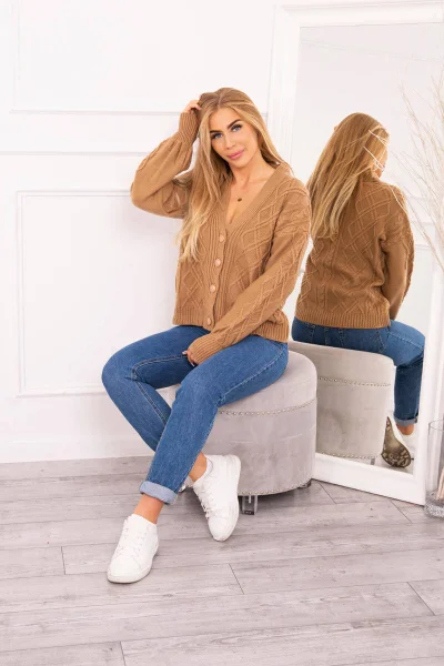 Dámský camel svetr s knoflíkem a ozdobnou vazbou K-Fashion