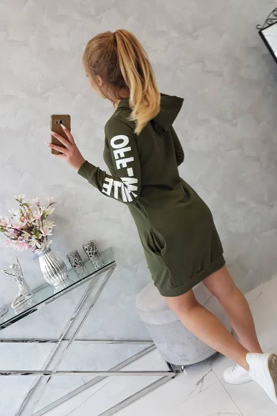 Dámské khaki šaty s kapucí a kapsami K-Fashion