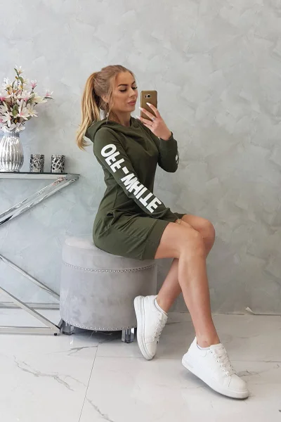 Dámské khaki šaty s kapucí a kapsami K-Fashion