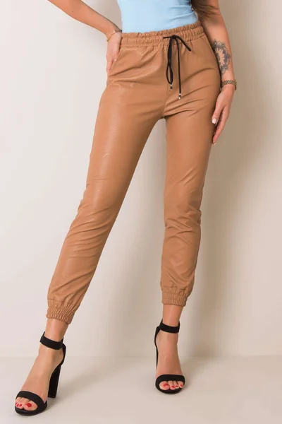Koženkové béžové dámské kalhoty od FPrice