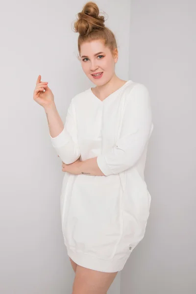 Dámské plus size ecru šaty s kapsami Fashionhunters