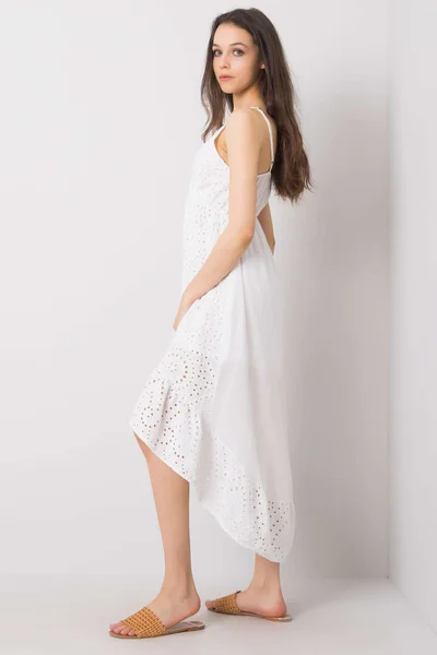 Delší bílé dámské šaty s nastavitelnými popruhy - BELLA COTTON