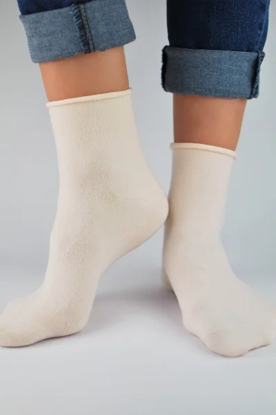 Bezševé dámské bavlněné ponožky Noviti
