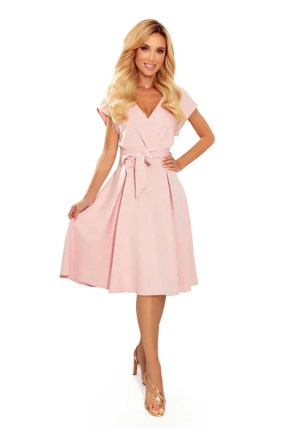SCARLETT - Rozšířené dámské šaty v pudrově růžové barvě s přeloženým obálkovým výstřihem 3