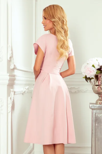 SCARLETT - Rozšířené dámské šaty v pudrově růžové barvě s přeloženým obálkovým výstřihem 3